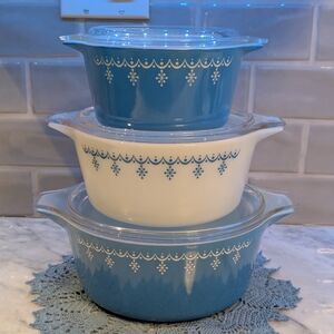PYREX Snowflake Garland Casserole Dishes With Lids